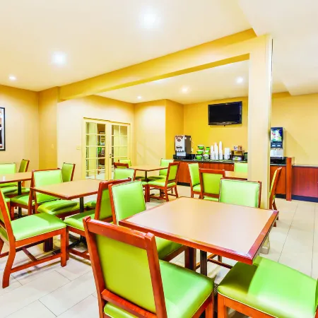 Comfort Inn San Diego Old Town Отели рядом с достопримечательностью «Пляж Мишен-Бич»