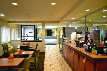 Days Inn by Wyndham Pleasant Prairie Kenosha Отели в г. Бристоль