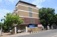 Lloyds Serviced Apartments, Near Music Academy - Pensions