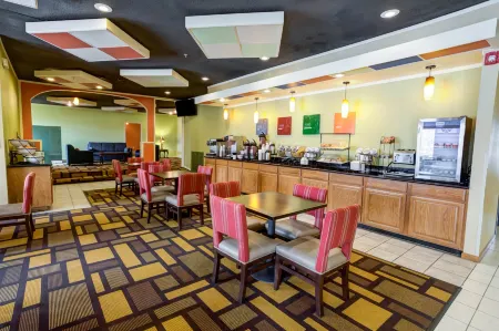 Quality Inn & Suites Lenexa Kansas City Отели в г. Ленекса