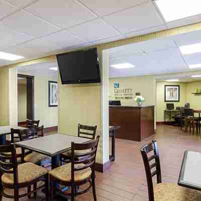 Quality Inn and Suites Worcester Dining/Meeting Rooms