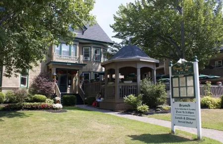 Dundee Arms Inn Отели рядом с достопримечательностью «Confederation Centre of the Arts»