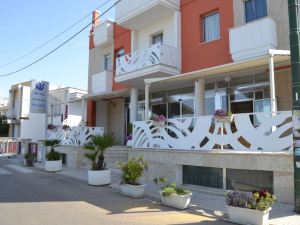 Piccadilly Rooms Restaurant and Beach