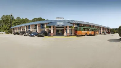 Travelodge by Wyndham Savannah Area/Richmond Hill Отели в г. Ричмонд Хилл
