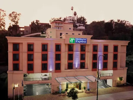Holiday Inn Express & Suites Hollywood Walk of Fame Отели рядом с достопримечательностью «Холливуд хэритидж музеум»