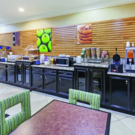 La Quinta Inn & Suites by Wyndham Pearland - Houston South