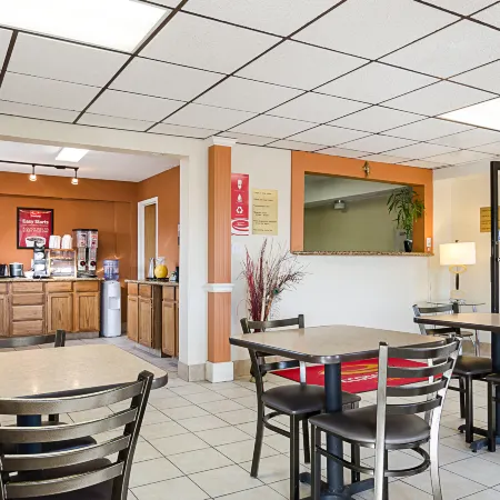 Econo Lodge Hays I-70