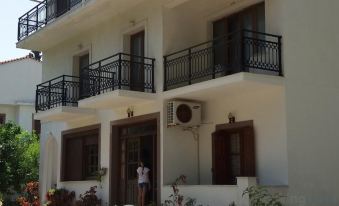 Alekos Rooms and Apartments