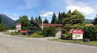 Red Roof Motor Inn - parking