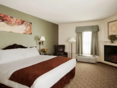 D. Hotel Suites & Spa Hotels in Holyoke