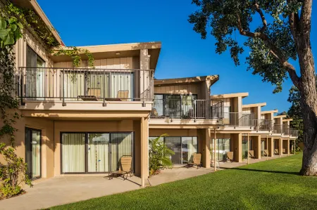 Bahia Resort Hotel Отели рядом с достопримечательностью «Ошен Дискавери Институт»