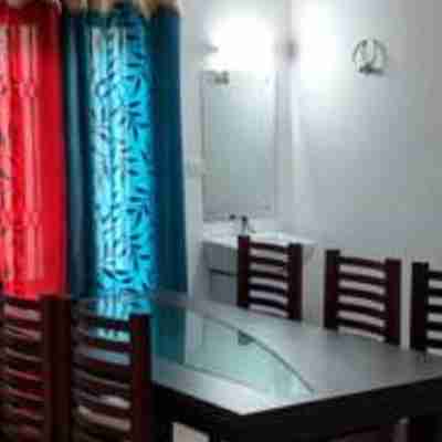 Zees Apartments Dining/Meeting Rooms