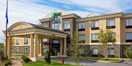 Holiday Inn Express & Suites Chester-Monroe-Goshen Отели рядом с достопримечательностью «LEGOLAND New York Resort»