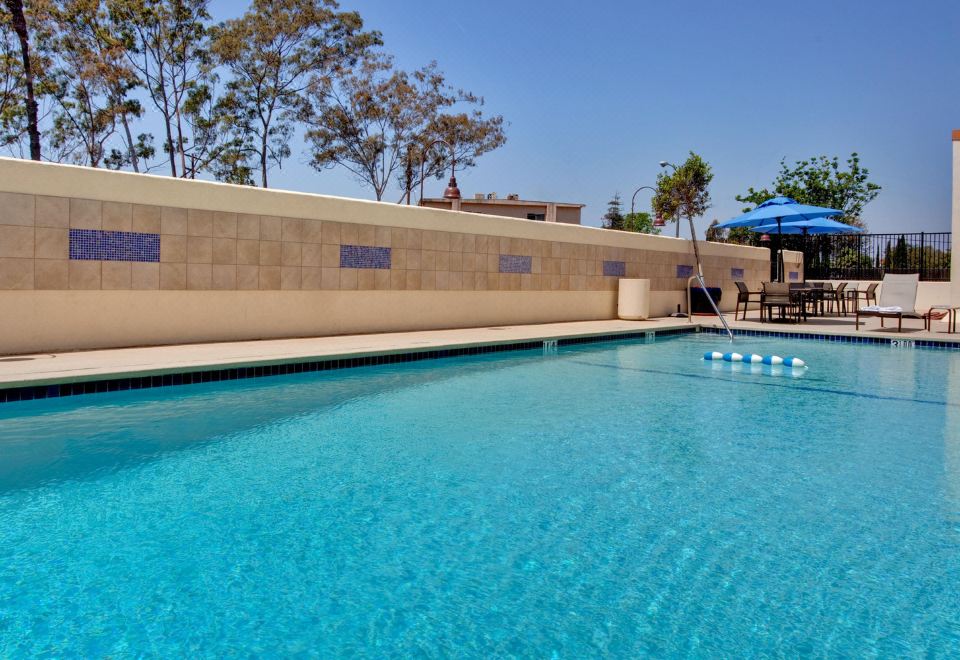 Holiday Inn Los Angeles - LAX Airport의 야외 수영장 전경