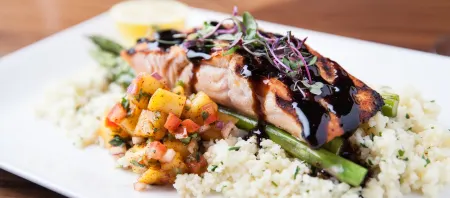 Hilton Salt Lake City Отели рядом с достопримечательностью «Pioneer Memorial Museum»