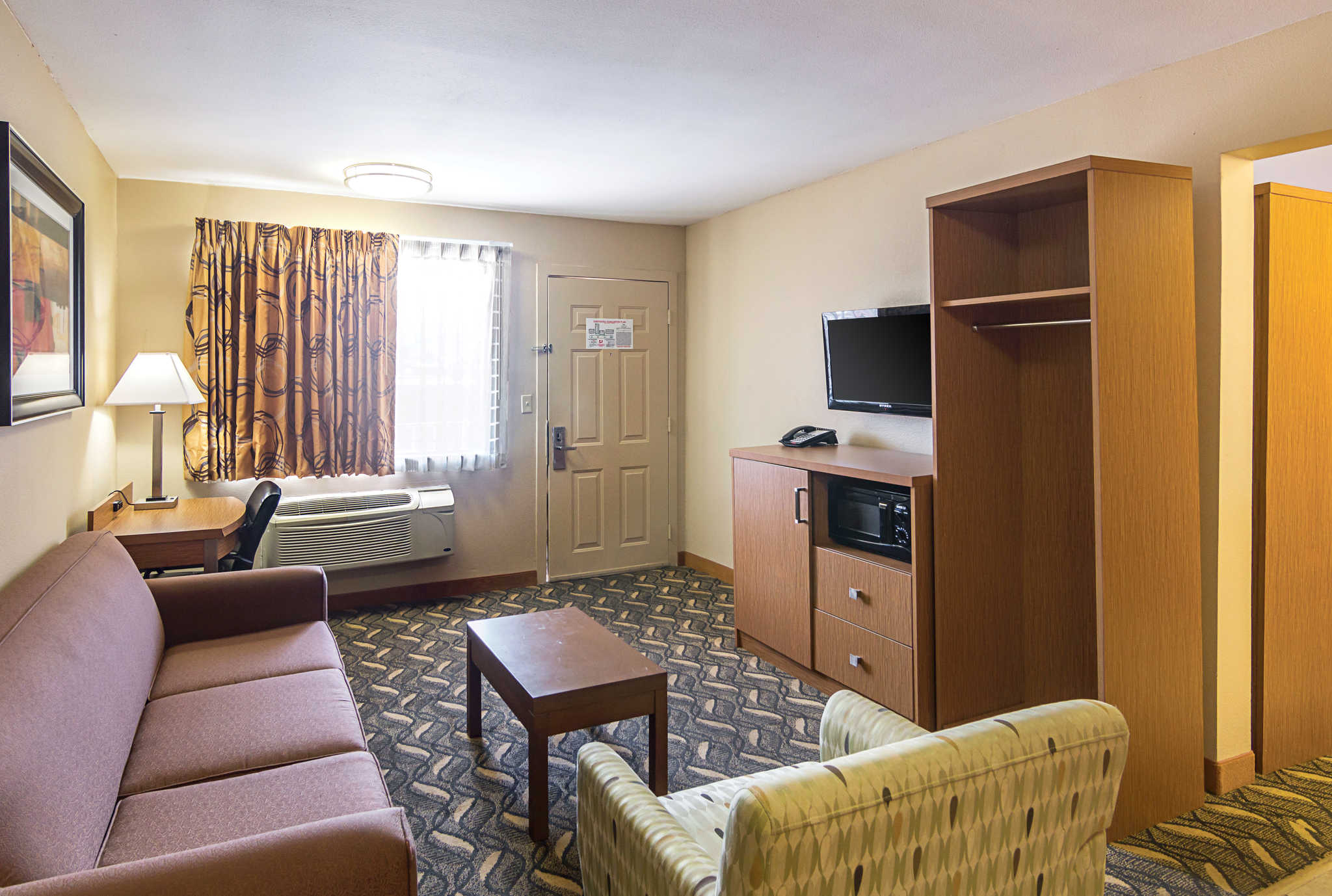 Days Inn & Suites by Wyndham Arlington Near Six Flags