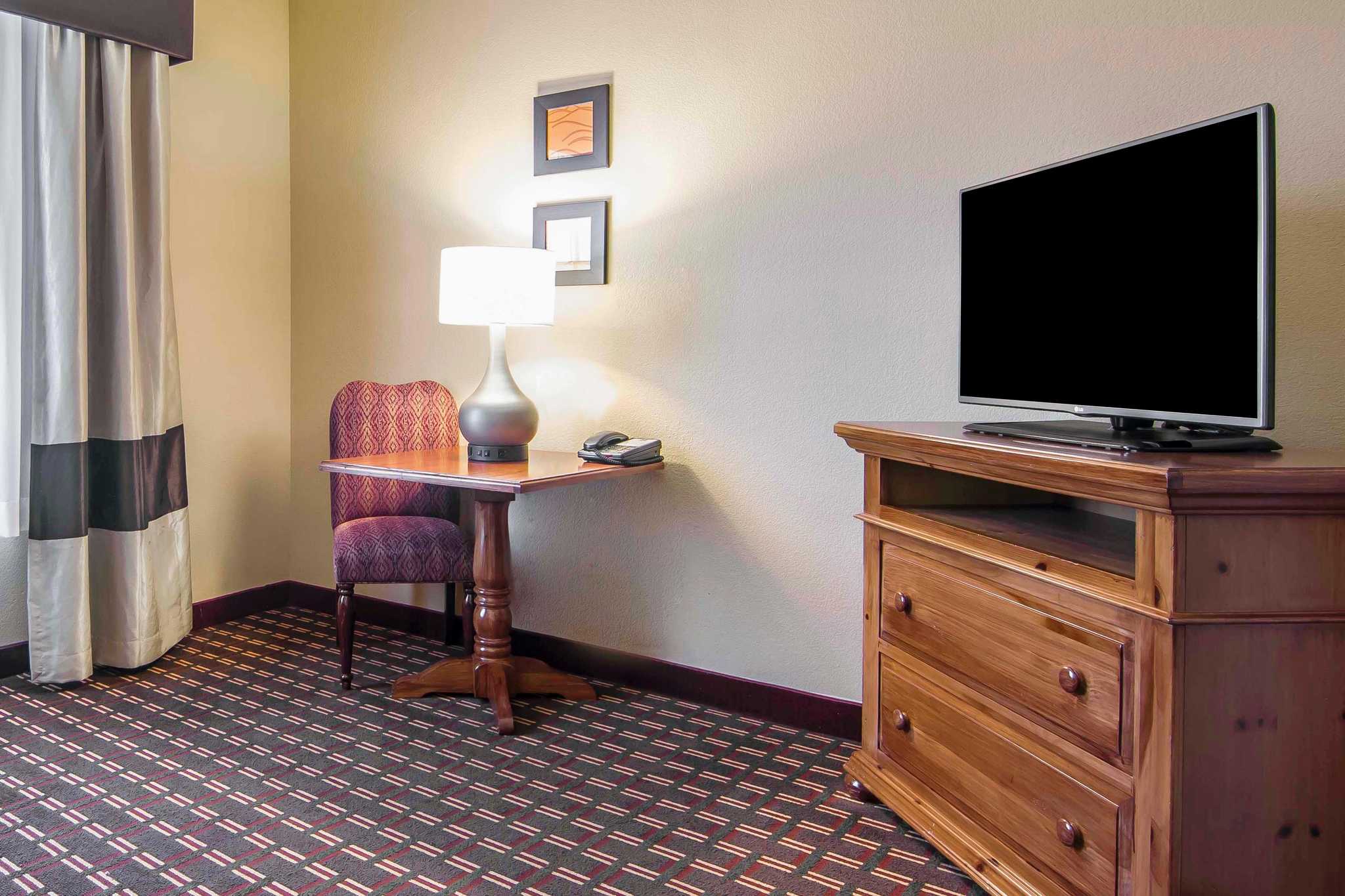 Quality Inn & Suites I-35 E/Walnut Hill