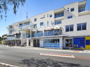 Mullaloo Beach Hotel & Apartments