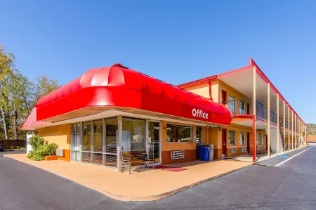 Econo Lodge Near Motor Speedway Отели в г. Бристоль