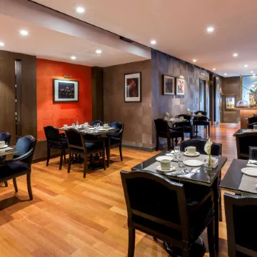 Best Western Premier Hotel de la Poste  Spa Отели рядом с достопримечательностью «Музей Сен-Луп»