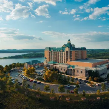 Chateau on the Lake Resort Spa and Convention Center Hotels near Table Rock State Park