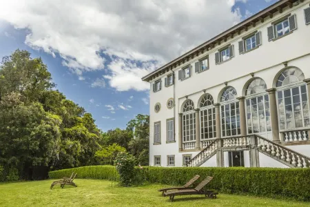 Tenuta Guinigi Antico Borgo di Matraia - Exclusive Holidays Apartments & Pool Отели рядом с достопримечательностью «Parrocchia Dei Ss. Maria Assunta e Jacopo Maggiore di Lammari»