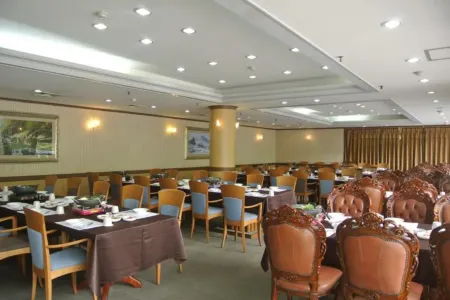 Lake Hills Sokrisan Hotel Отели в г. Поын