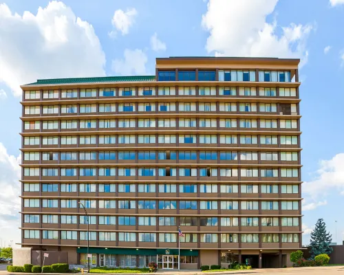 Quality Inn & Suites Hotels in der Nähe von Carew Turm