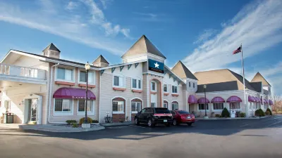 Magnuson Grand Pioneer Inn and Suites Hotel berhampiran Escanaba Municipal Beach