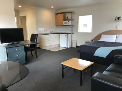 Pacific Harbour Motor Inn Hotels near Pouawa Beach