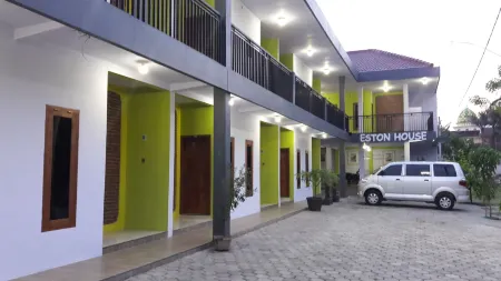 Eston House ( Guest House and Homestay ) Syariah