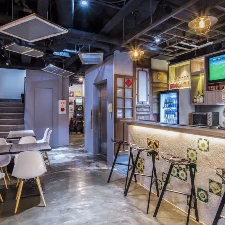 Old Door Hostel & Bar