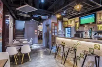 Old Door Hostel & Bar
