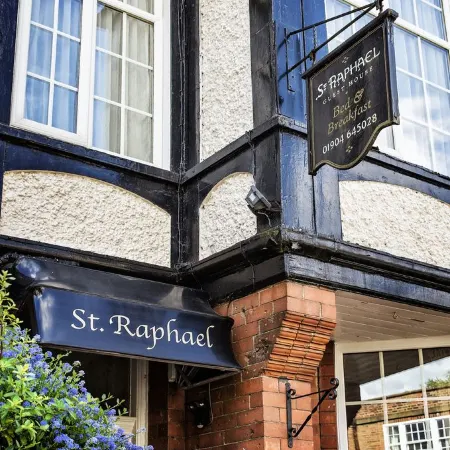 St. Raphael Guest House Отели рядом с достопримечательностью «Улица Джиллигейт»