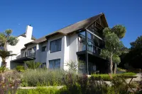 Cape Vermeer Hotels near Art Curator Gallery