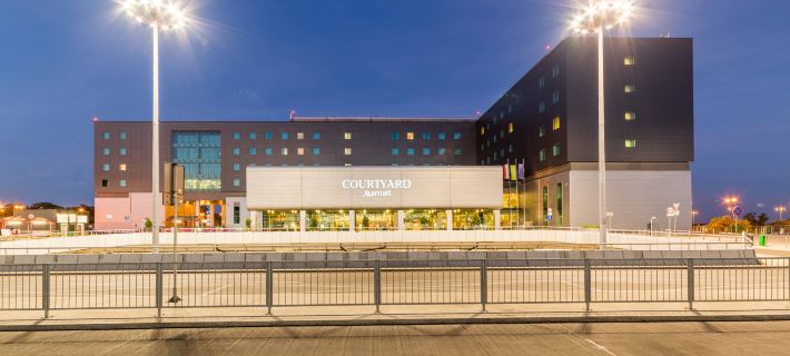 Courtyard Warsaw Airport Hotéis em Varsóvia