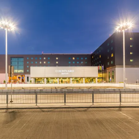 Courtyard Warsaw Airport Отели рядом с достопримечательностью «Урсынов»