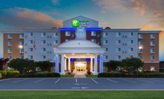 Holiday Inn Express & Suites Petersburg-Fort Lee