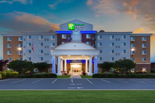 Holiday Inn Express & Suites Petersburg - Fort Lee by IHG - Parkplatz