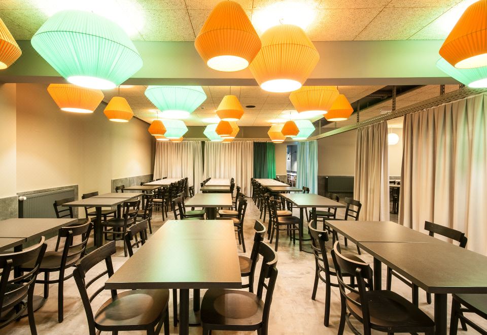 [A&O 베를린 미테의 깔끔한 로비 공간]