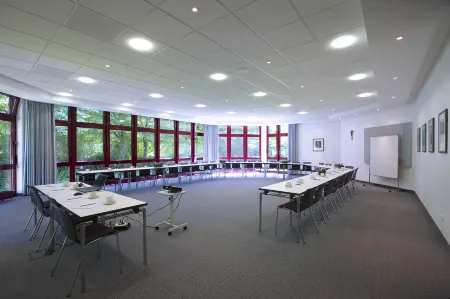 Azk Arbeitnehmer-Zentrum Königswinter Отели рядом с достопримечательностью «Chateau Royal»