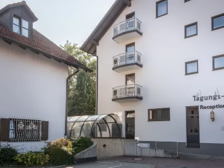 Hotel am Schlosspark Отели в г. Исманинг