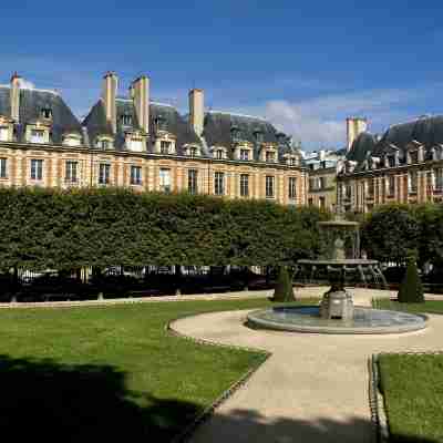 Le Pavillon de la Reine & Spa Hotel Exterior