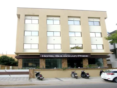 Hotel Gulmohar Pride Отели рядом с достопримечательностью «Салабат Хан Том Ор Чандбибис Махал»