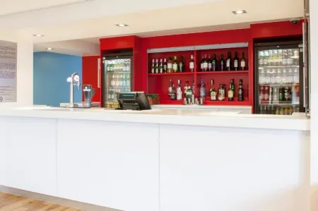 Travelodge London Teddington Отели рядом с достопримечательностью «Парк Буши»