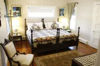 The Coolidge Corner Guest House: A Brookline Bed and Breakfast Hotels in 
