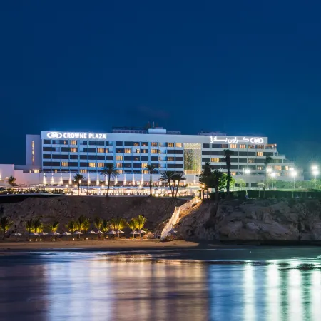 Crowne Plaza MUSCAT by IHG Отели рядом с достопримечательностью «Qantab Beach»