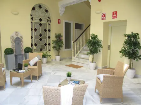 Life Apartments San Vicente Отели рядом с достопримечательностью «Capilla de San Jose»