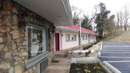 Amherst Inn - Virginia Отели рядом с достопримечательностью «Lazy Days Winery»