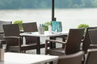 Rheinterrassen Hotel Café Restaurant Отели в г. Весселинг